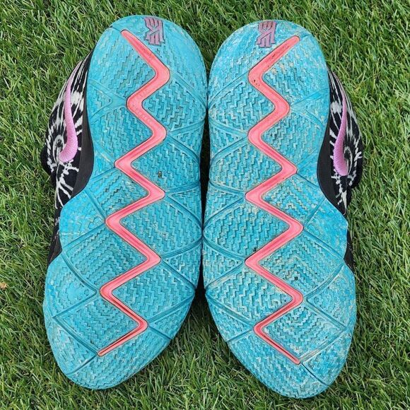 NIKE KYRIE - Womens Sneakers - SIZE 7 - Picture 9 of 11